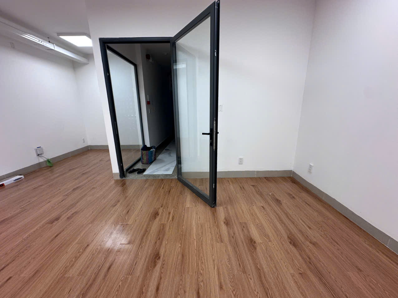 sàn dán keo sẵn 1,8mm T023 H2