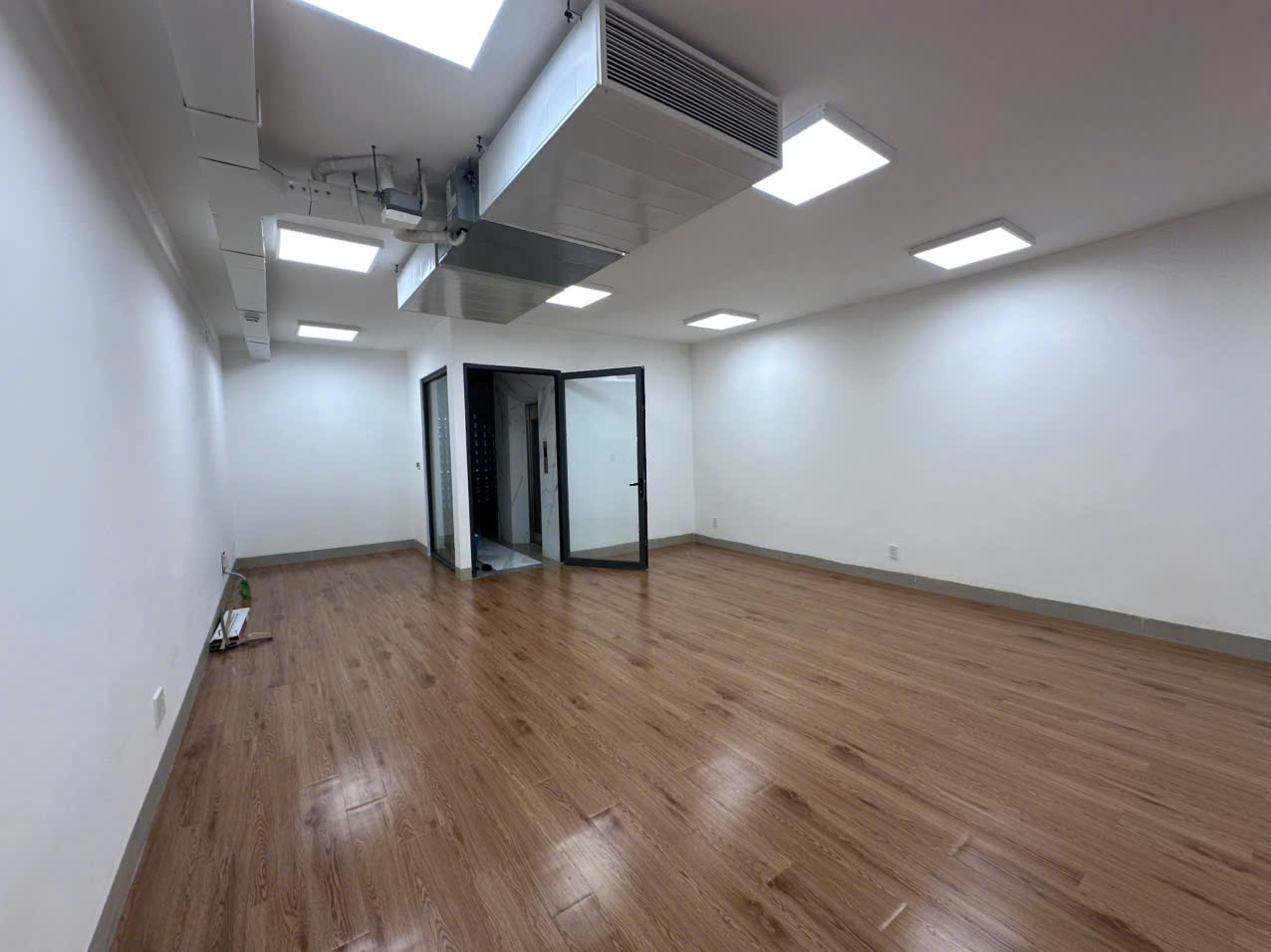 sàn dán keo sẵn 1,8mm T023 H4