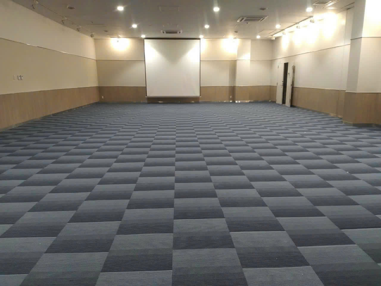 Thi Công Thảm Sàn Cao Cấp Cho Văn Phòng, Khách Sạn