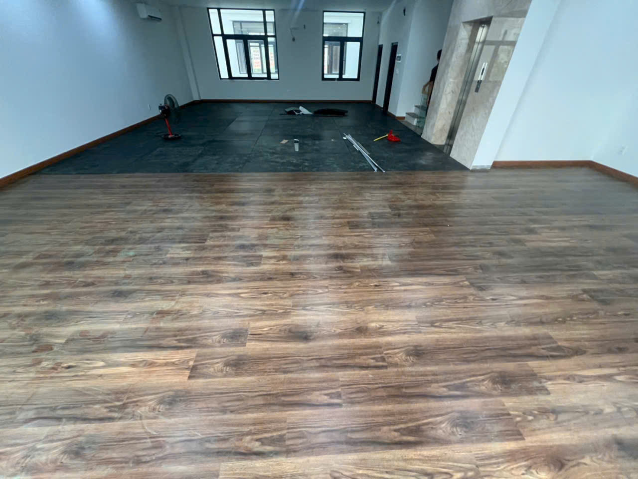 Thi Công Thảm Sàn và Sàn Gỗ Nhựa Chất Lượng Cao