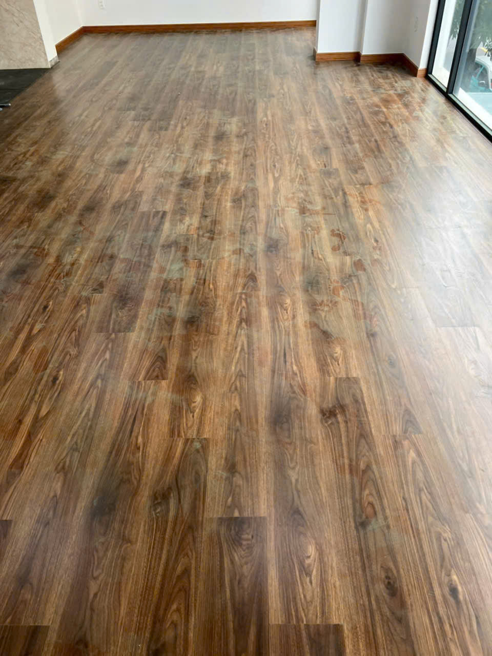 Thi Công Thảm Sàn và Sàn Gỗ Nhựa Chất Lượng Cao