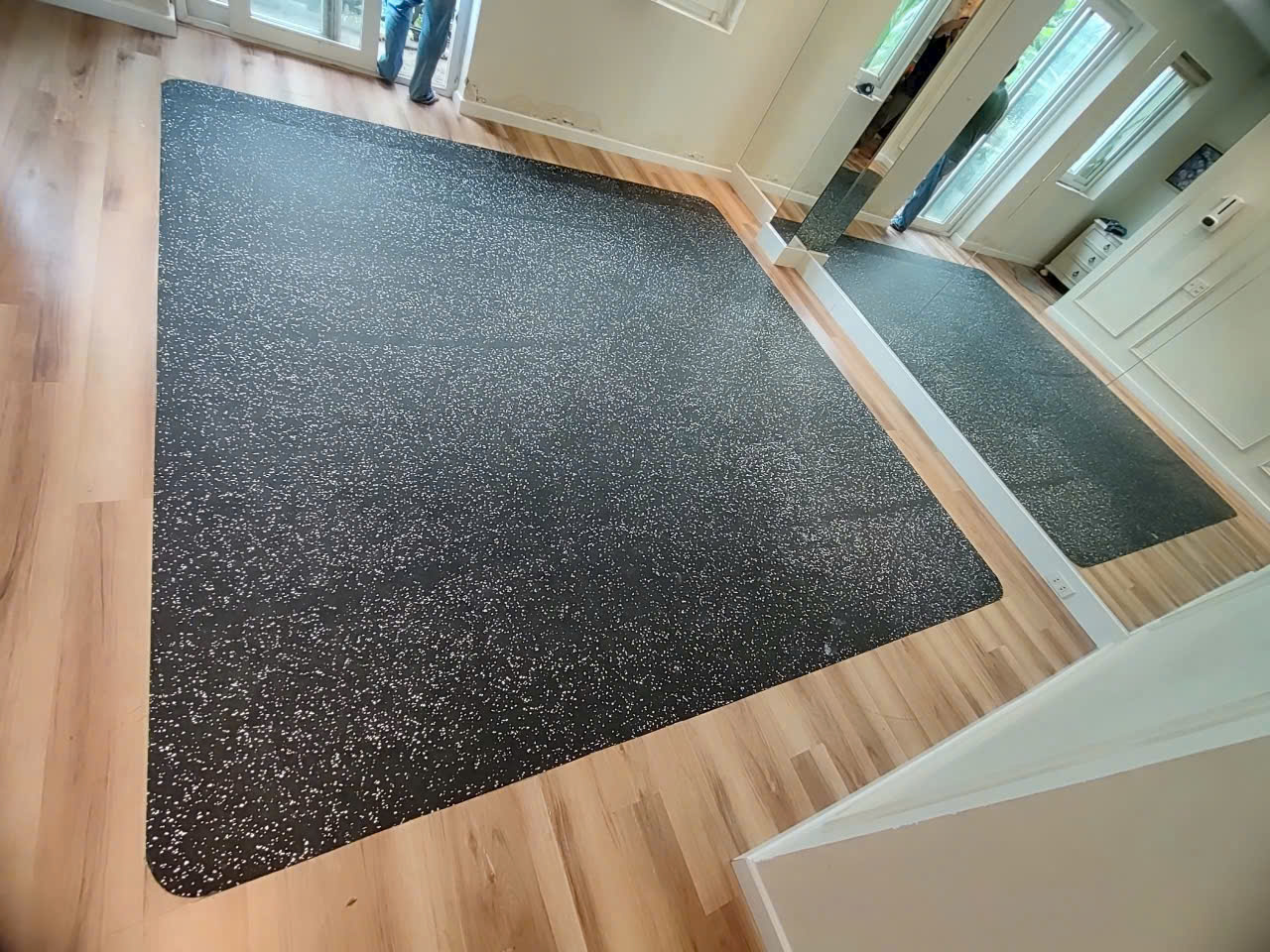 Thi Công Thảm Sàn và Sàn Gỗ Nhựa Chất Lượng Cao