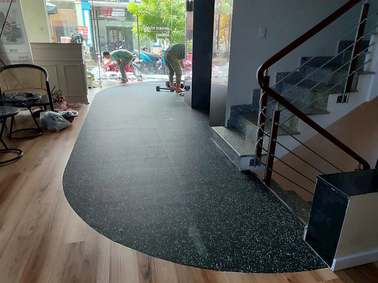 Thi Công Thảm Sàn và Sàn Gỗ Nhựa Chất Lượng Cao